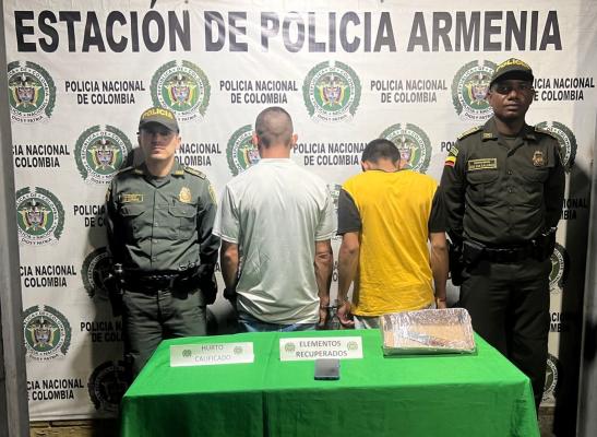 En Armenia dos sujetos son capturados en flagrancia por el delito de hurto