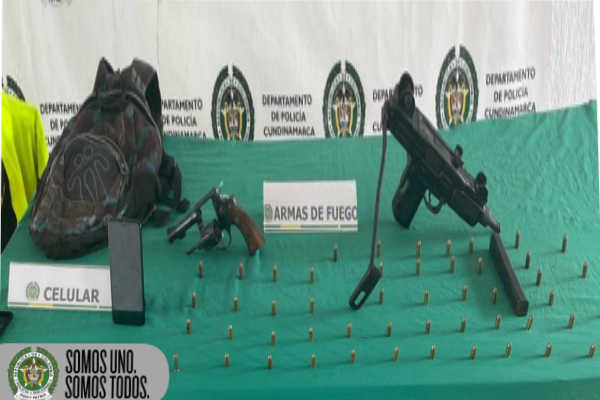 Dos armas de fuego incautadas en operativo que condujo a la captura de dos personas.