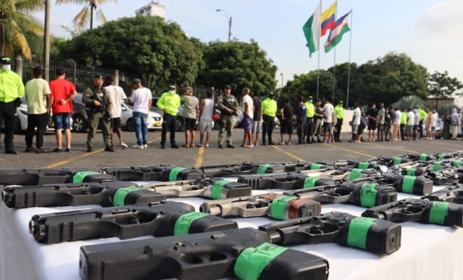 Polic&iacute;as y varios capturados por homicidio y armas incautadas