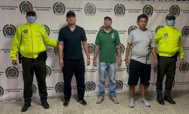 Persona capturada-policías custodiando	