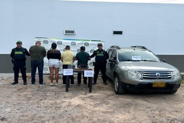 Dos policías con cuatro capturados y una vehiculo incautado