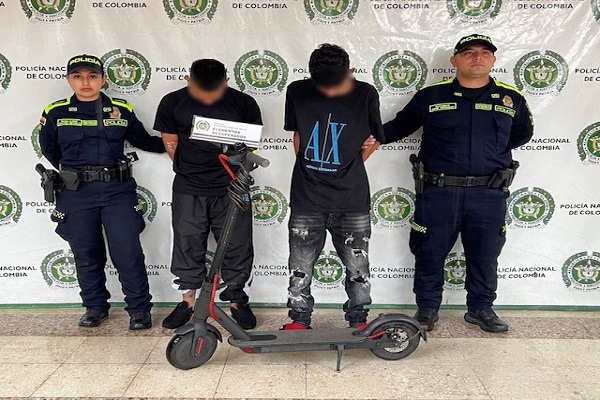 Dos Policías y dos personas capturadas por el delito de hurto y una patineta eléctrica recuperada