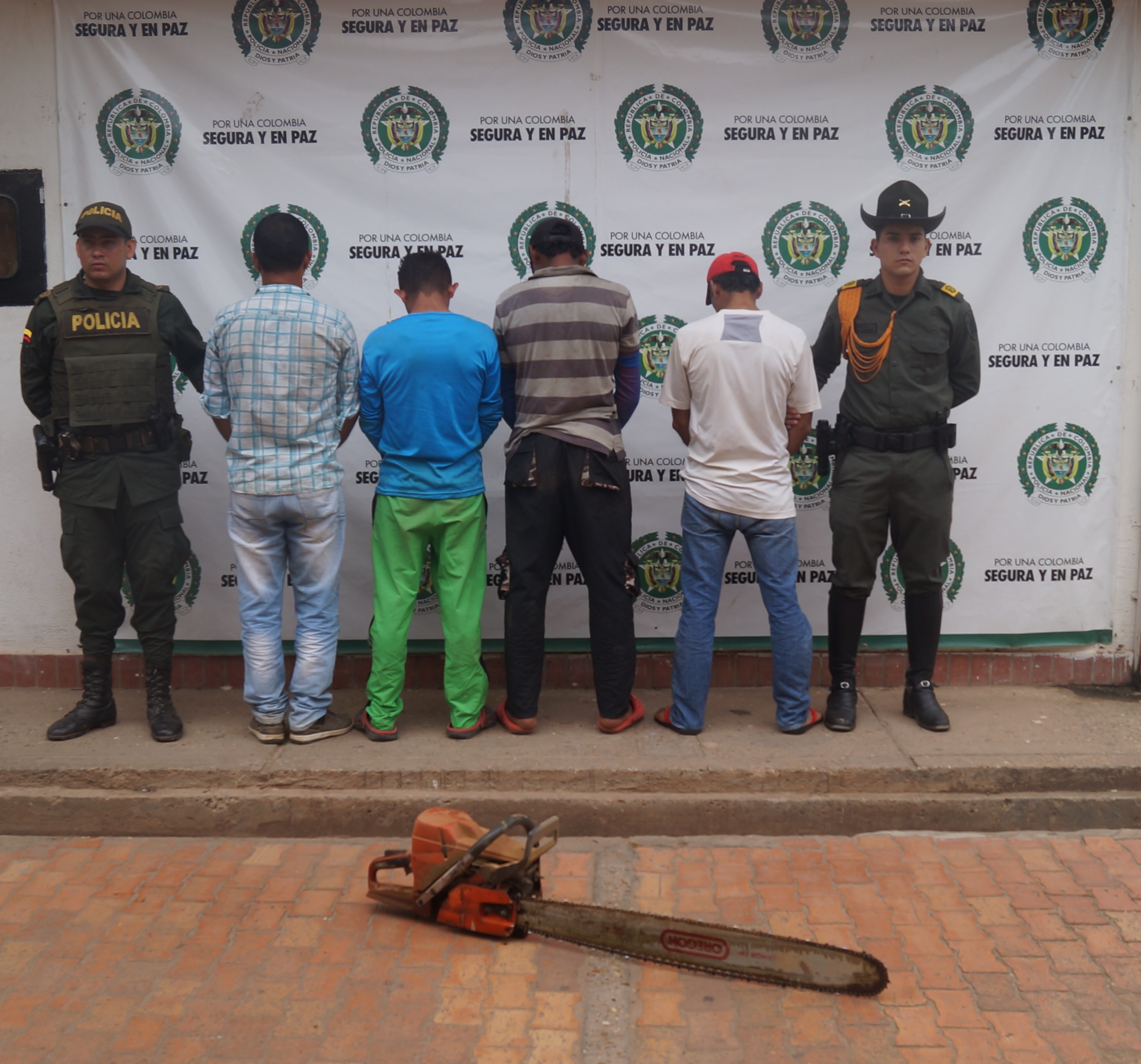 captura en flagrancia de 04 ciudadanos que se encontraba deforestando zona protegida de la Amazonia 