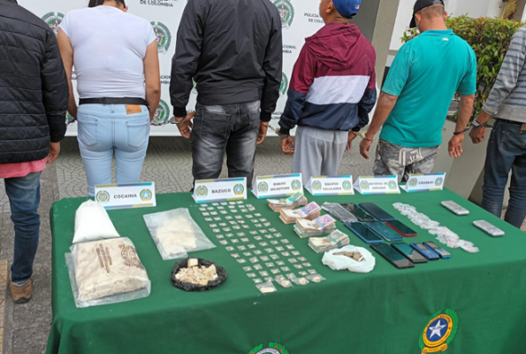 Elementos incautados-policías custodiando