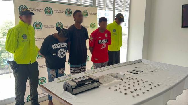 Capturados tres presuntos expendedores de drogas, que distribuían más de 2 mil dosis de estupefacientes mensuales