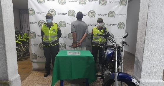 persona capturada-policías custodiando