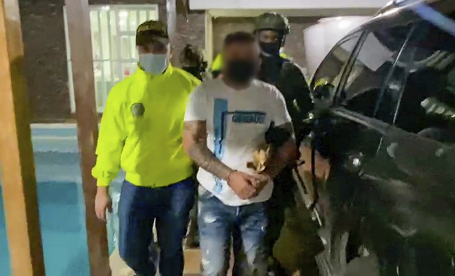 1 persona capturada-policías custodiando