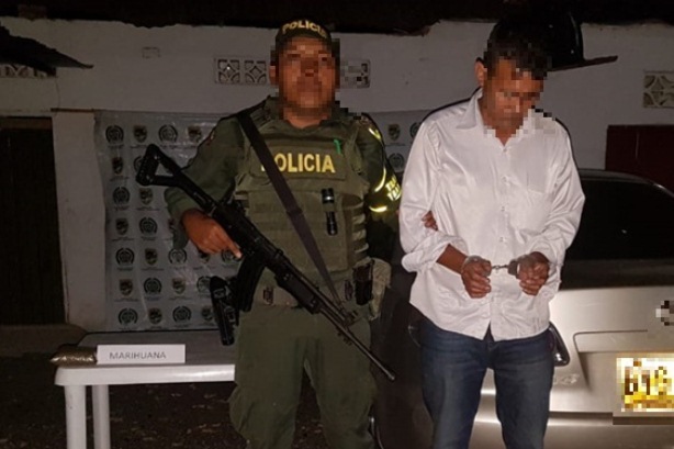 Capturamos-a-una-persona-con-dos-kilos-de-marihuana-en-el-carro