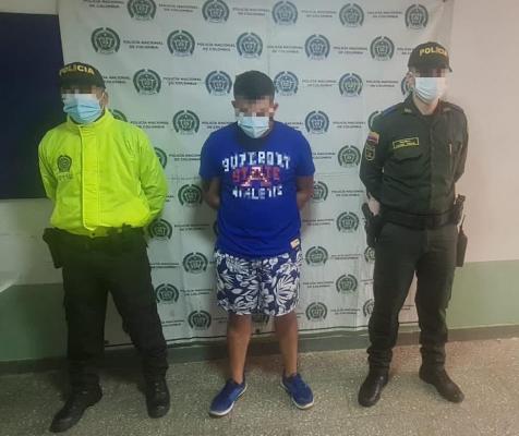 una persona capturada-dos policías custodiando