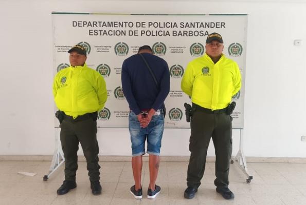 Persona capturada-policías custodiando