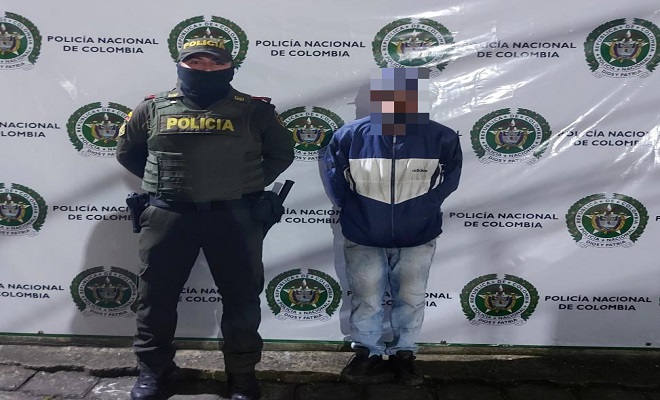 persona capturada-policía custodiando