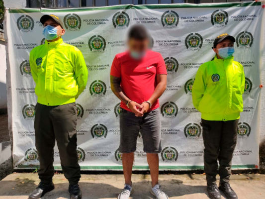 Una persona capturada-policías custodiando