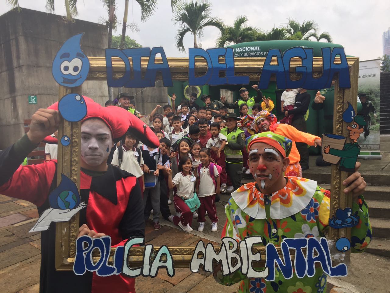 celebracion-dia-del-agua-niños-y-policia-ambiental