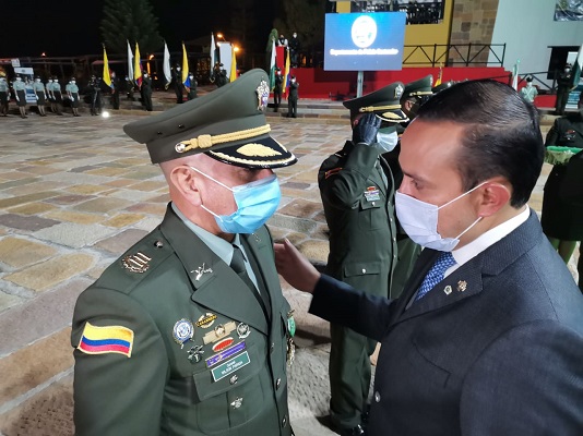 autoridad civil dando condecoración 