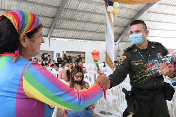 Policía de la mano con  nuestra Mujer  