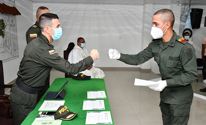 24 Auxiliares de Policía juran bandera en la ESBOL