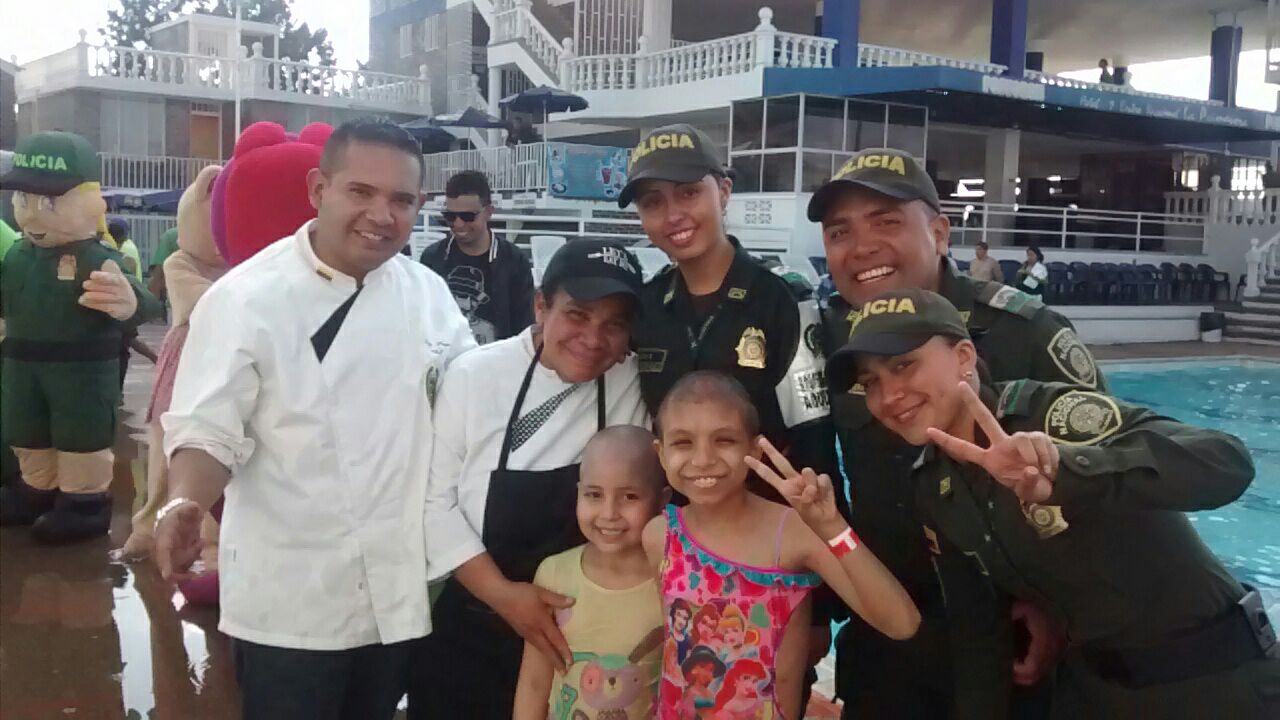 chef-policia-con-niños-compartiendo