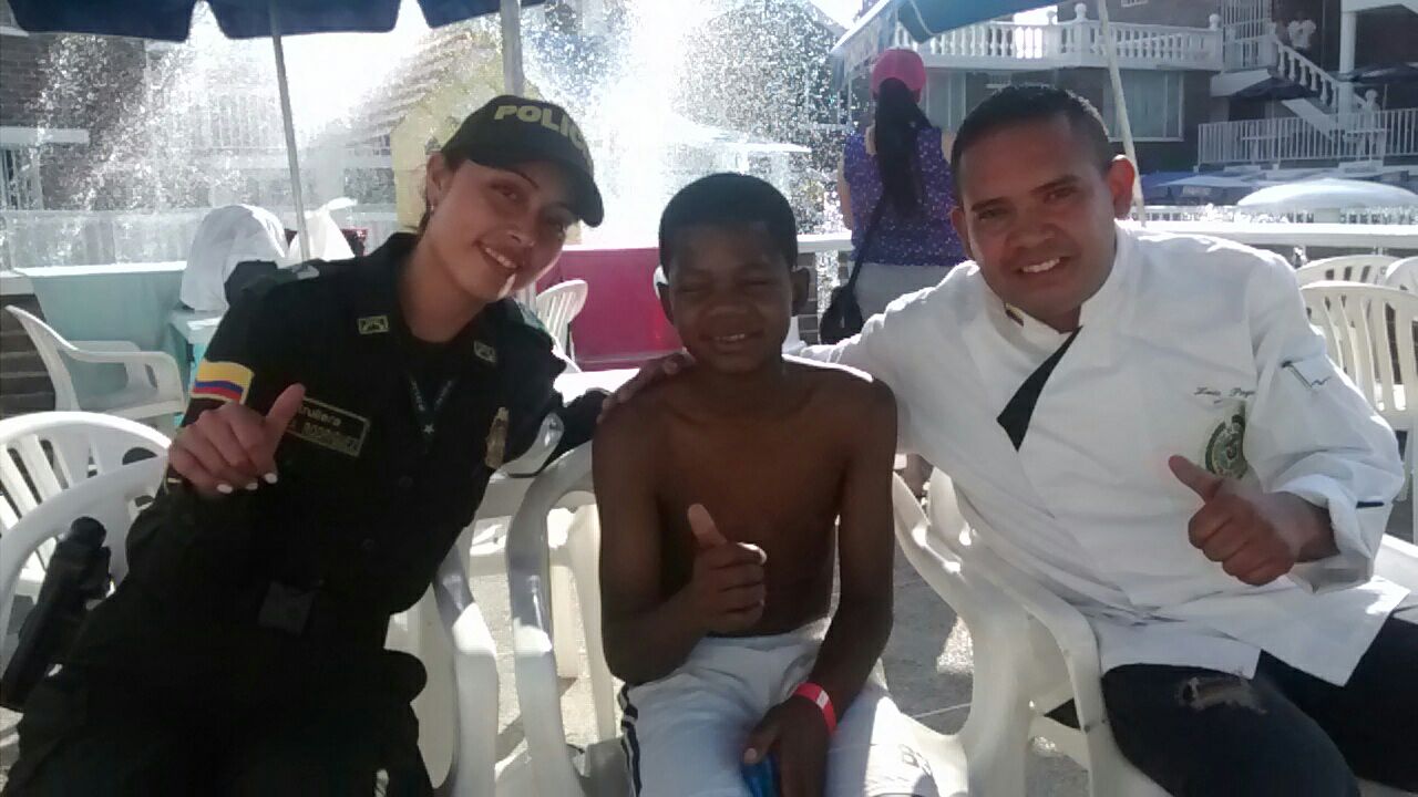 chef-y-policia-de-infancia-con-un-niño-compartiendo