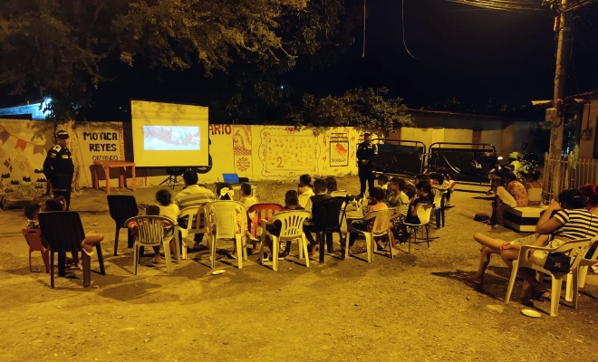 Policía de Montería fortalece lazos comunitarios con jornada “Cine al Barrio” en el sector 2 de Septiembre