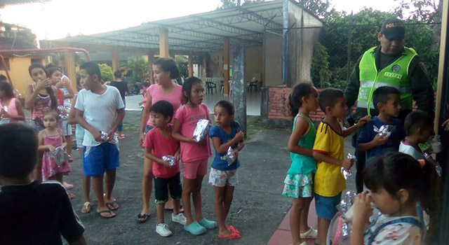Con-“cine al parque”-la Policía Nacional-promueve la sana convivencia-en el Meta