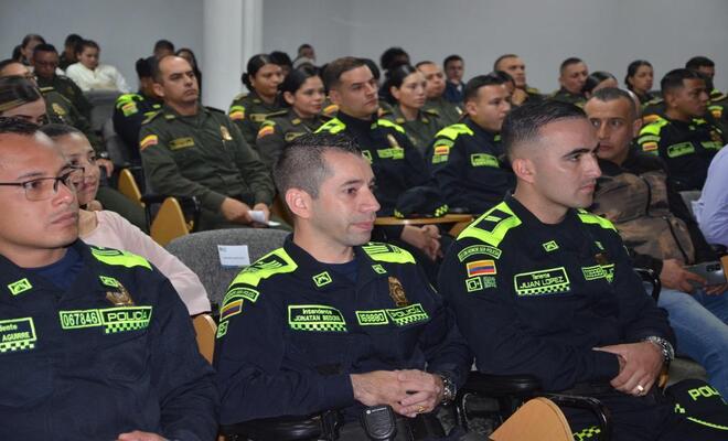 policías asistentes al evento círculo de transparencia