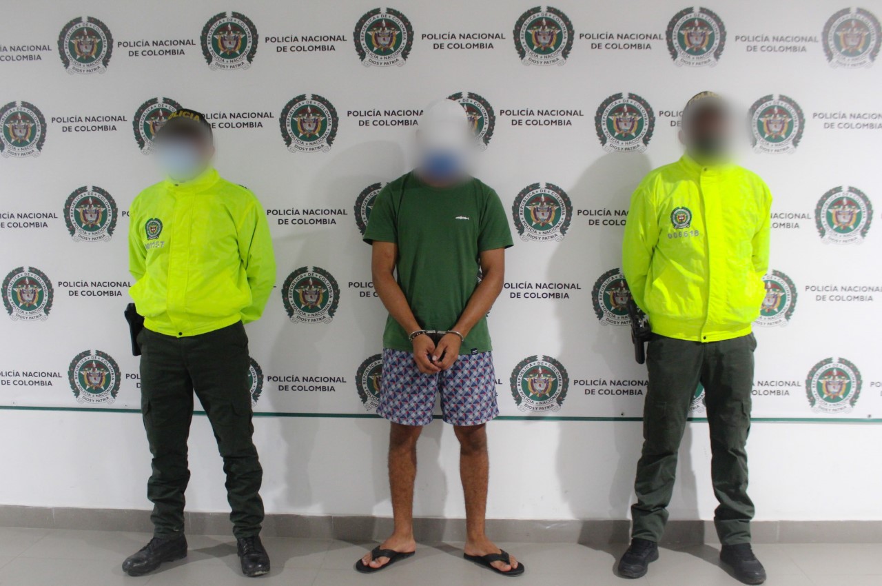 Ciudadano capturado y menor aprehendido por los delitos de homicidio en concurso con fabricación, tráfico o porte de armas de fuego o municiones.