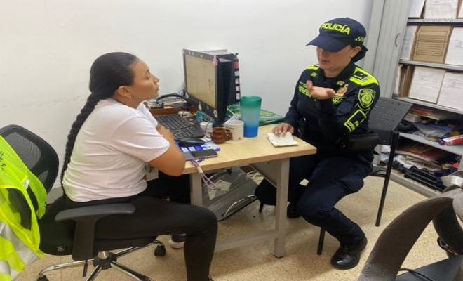 Policía comunitaria dialogando con docentes de institución educativa