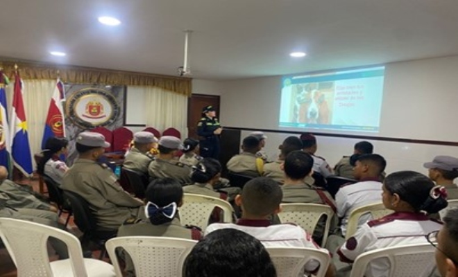 Policía comunitaria realiza campaña en colegio militar 