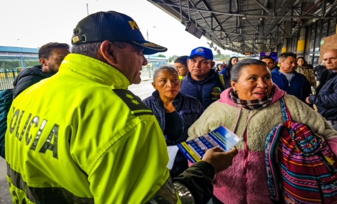 Comandante de la policía de Bogotá se acerca a la comunidad entregando volantes de "Los más buscados" por hurto
