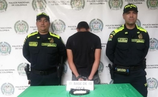 Persona capturada-policías custodiando