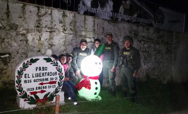 Con elementos reciclables la Policía enseña en Totoró hacer muñecos y adornos navideños