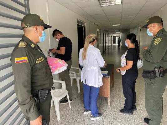 Policías en centro asistencial