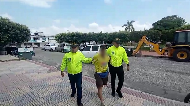 Persona capturada-policía custodiando
