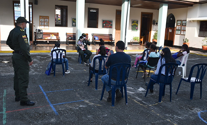 La Escuela de Policía Simón Bolívar brinda alegría a los niños