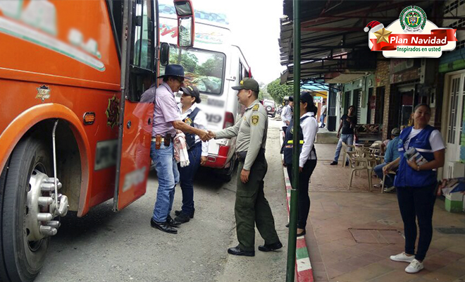 ‘Inspirados en usted’-la Policía Nacional-acompaña-y-sensibiliza-a-viajeros-en-las vías-del-Meta