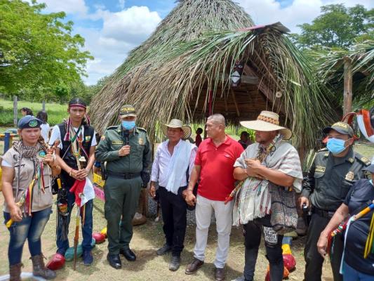 Utilizando llantas, botellas plásticas, tubos, madera, cartón y plástico uniformados de la Policía Tolima realizaron la creación