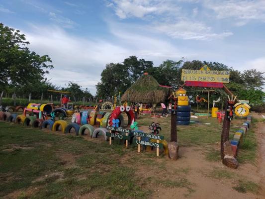 Utilizando llantas, botellas plásticas, tubos, madera, cartón y plástico uniformados de la Policía Tolima realizaron la creación
