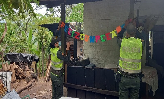 Con alegría la policía del socorro celebró el cumpleaños no. 8 a Juan José 