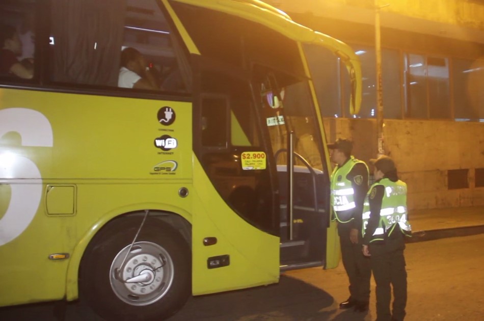 Valiente patrullera evita que delincuente escape luego de hurtar a pasajeros de bus