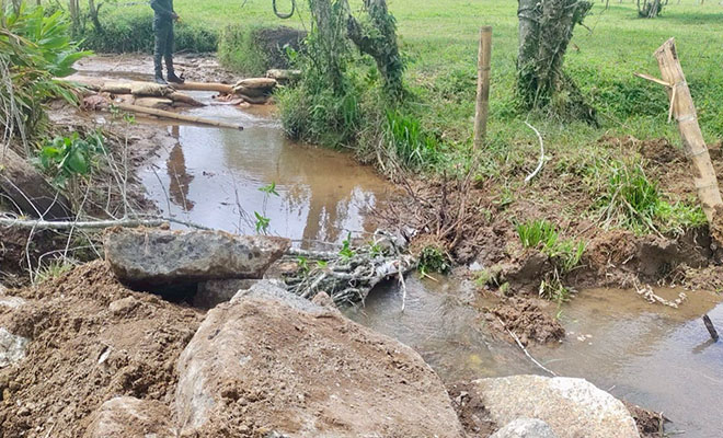 Arrojando_escombros_ocasiono_el_taponamiento_de_un_cauce