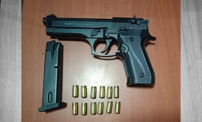 Hombre capturado con arma de fuego con dos proveedores y varios cartuchos para la misma