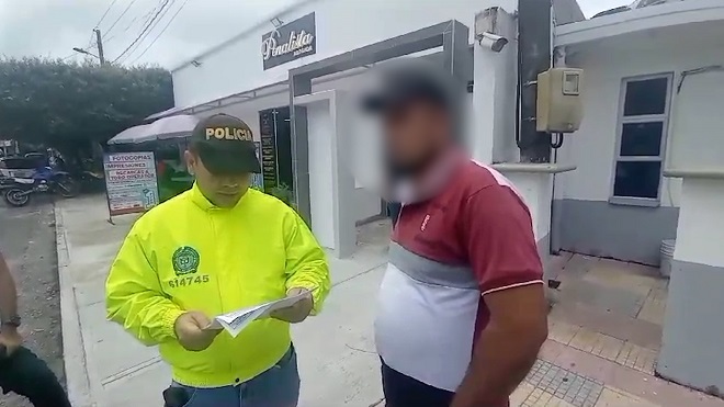 Persona capturada-policía custodiando