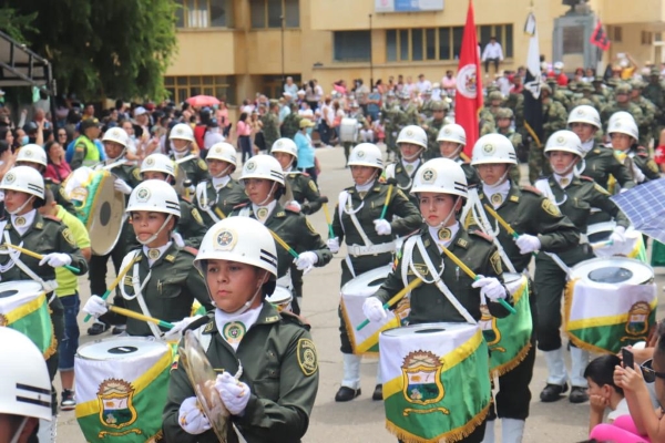Mujeres policías participando del desfile 