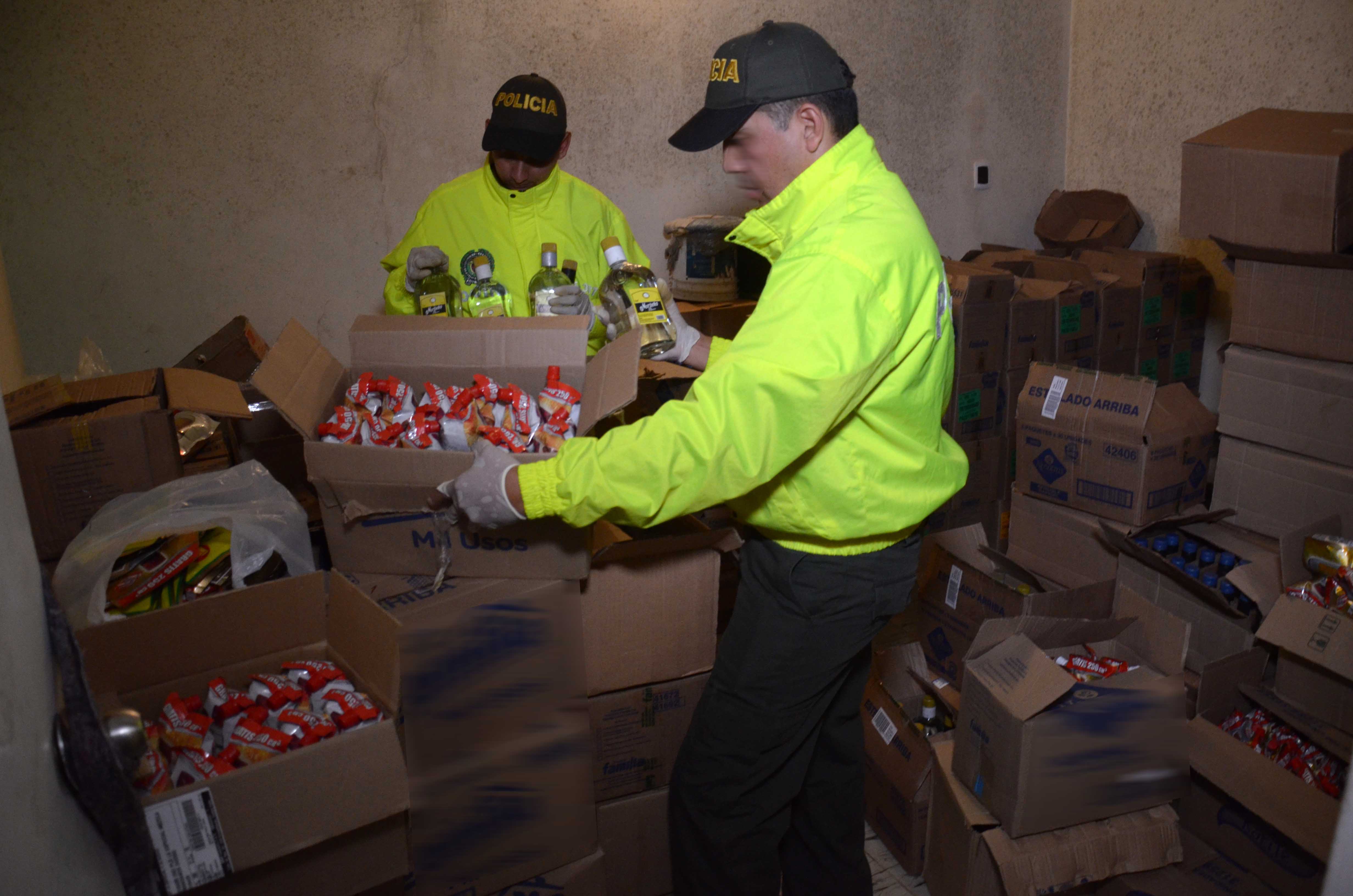 Policía de la Sijin revisan licor adulterado incautado