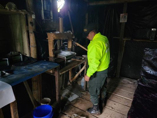 En el bajo putumayo, destruidas dos estructuras artesanales para el procesamiento de alcaloides.