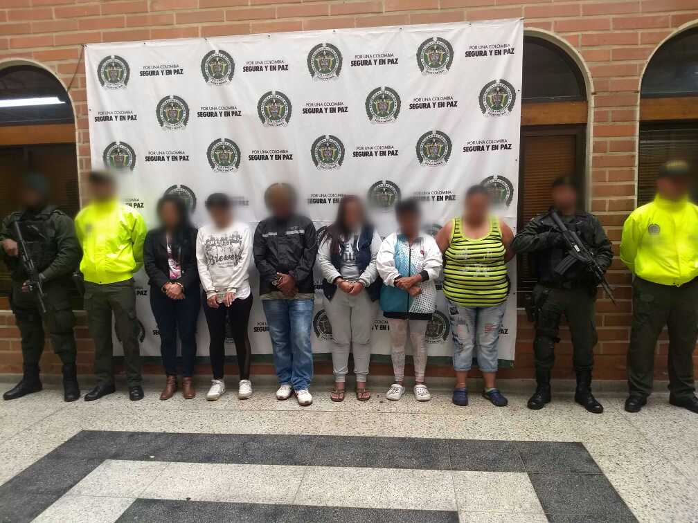 Policías de la Sijin custodian a un grupo de personas capturadas por el delito de estafa
