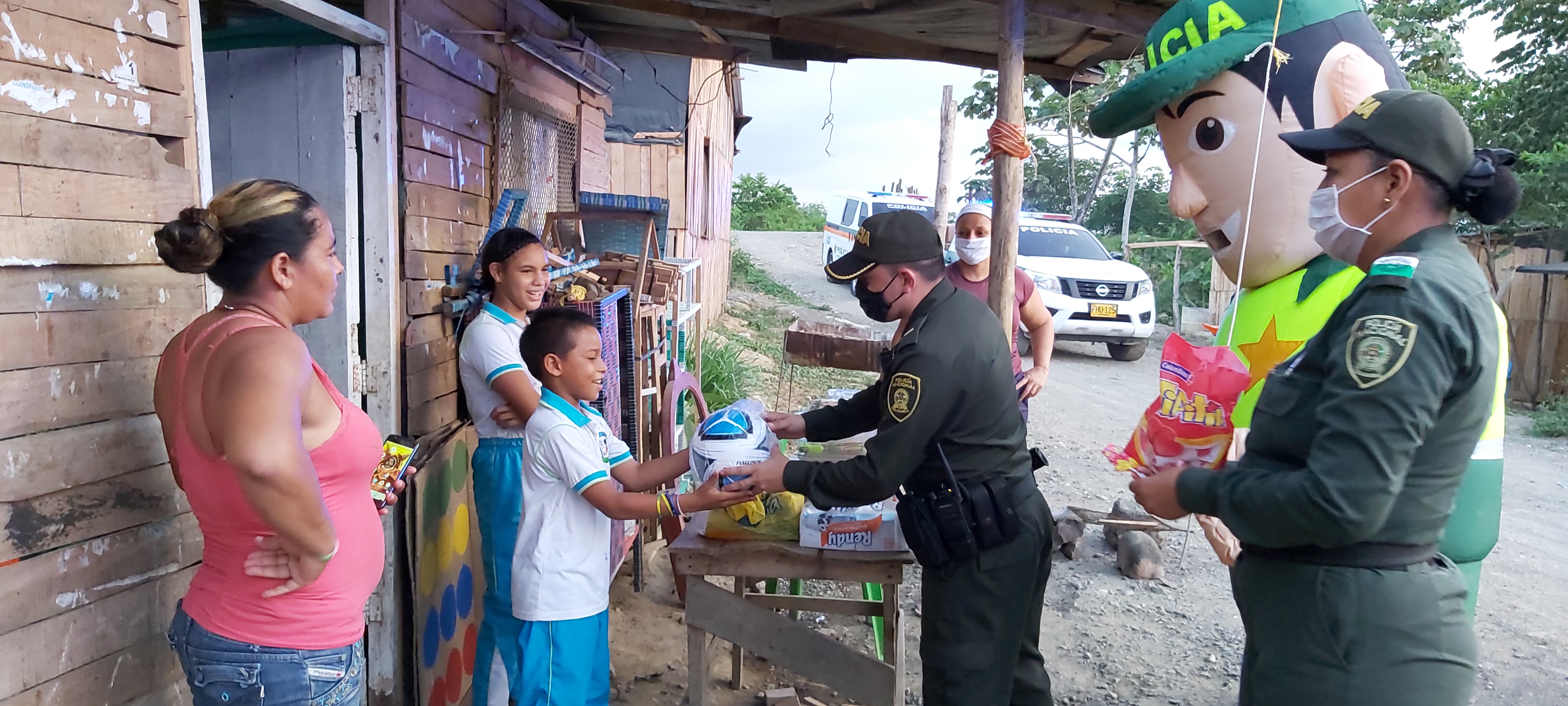 Con espectáculo de títeres y entrega de regalos a los niños de las familias mas vulnerables 