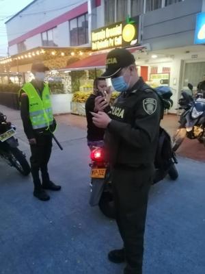 Policía verificando antecedentes