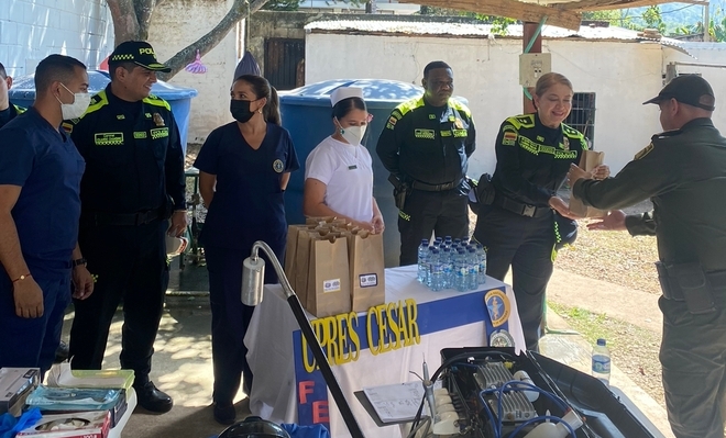 La señora brigadier general Sandra Patricia Pinzón Camargo reparte kits de salud a los uniformados