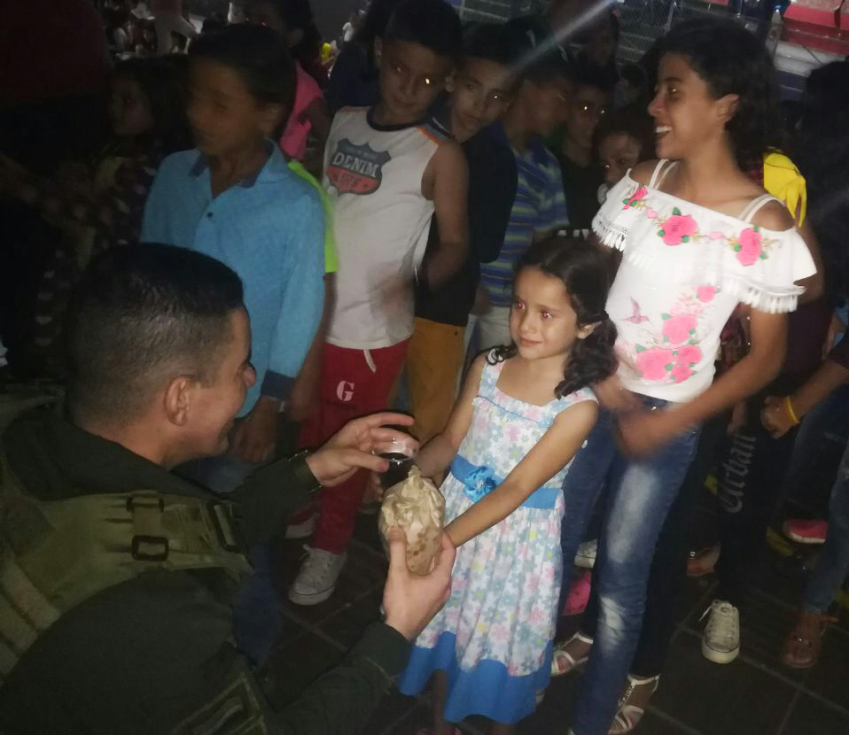 disfrutamos-del-primer-cine-al-barrio-realizado-por-uniformados-en-el-municipio-de-hacari